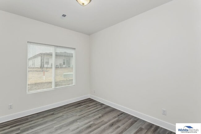 Building Photo - Newer 3 bed, 2 bath duplex - SE Wichita