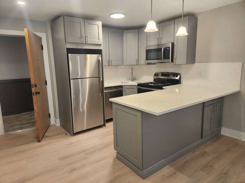 Primary Photo - 1212 N La Salle Dr