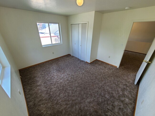 Building Photo - Sherwood Duplex and House