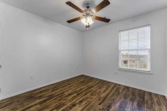 Building Photo - Newly updated home