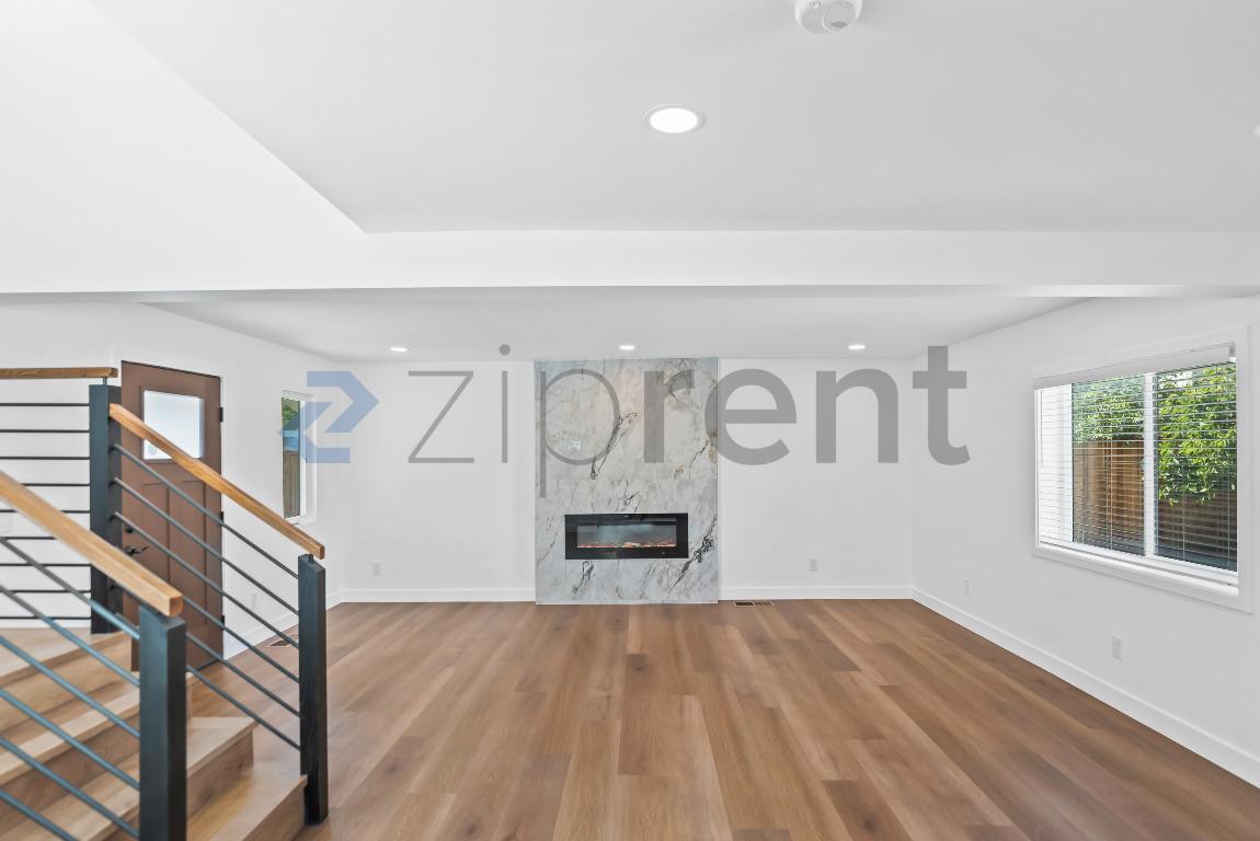 Building Photo - Unit