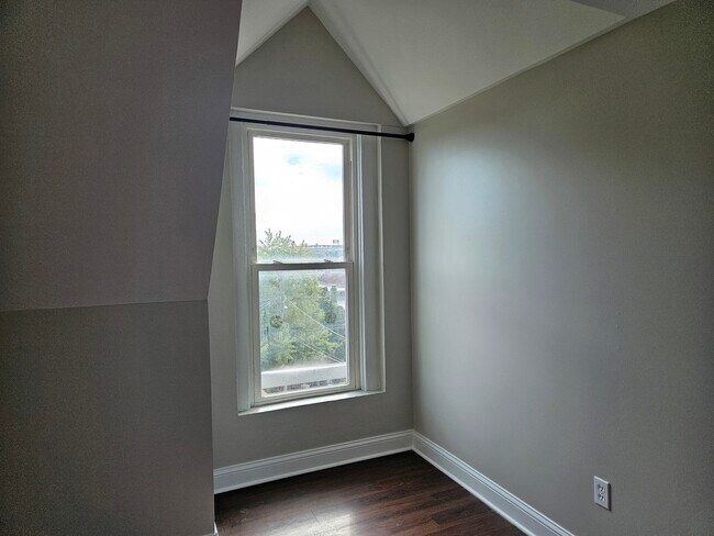 Building Photo - 827 W 33rd Pl