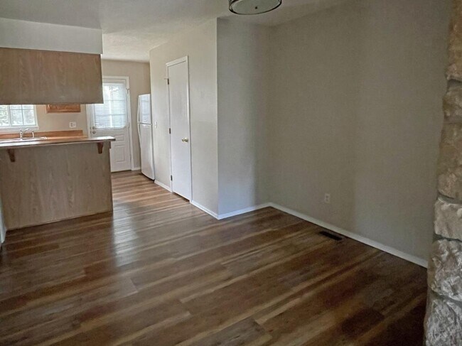 Building Photo - 3426 Queen Anne Way