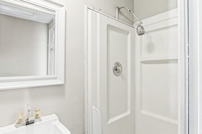 Building Photo - 5 bedroom, 2 bathroom house in downtown Carlisle