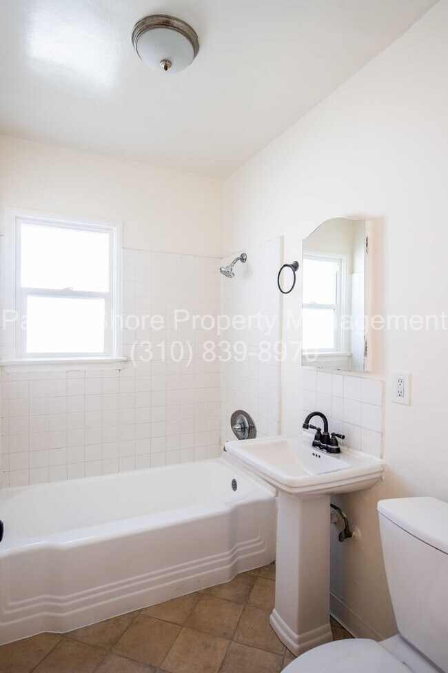 Building Photo - 14220 Gilmore St