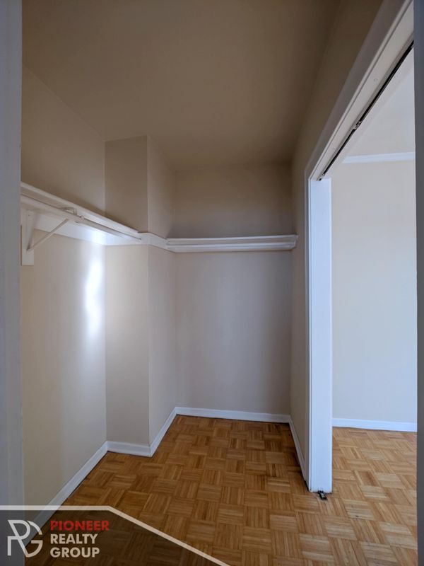 Building Photo - 739 W Belmont Ave
