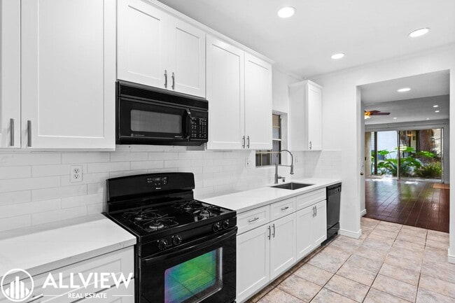 Building Photo - Beautifully Renovated 2-Bed, 2-Bath Home in a Gated Community!