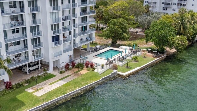 Building Photo - 1609 N Riverside Dr