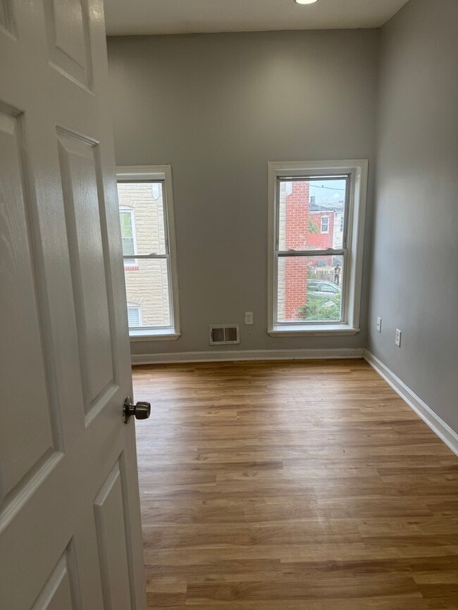 Building Photo - 2 bedrooms 2 bathrooms