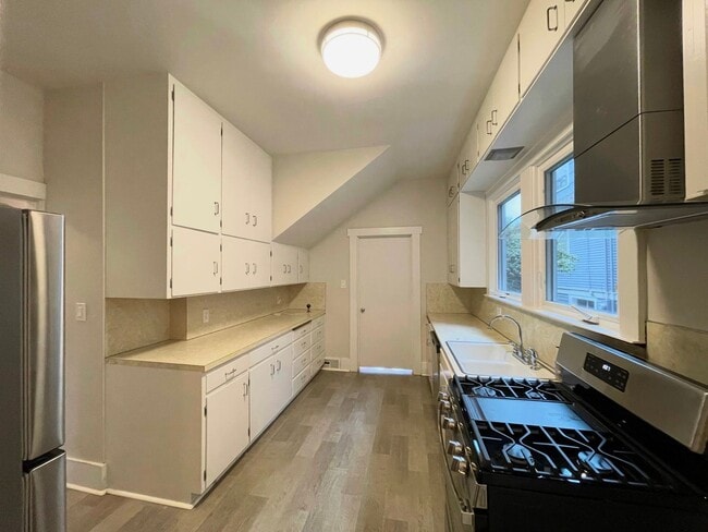 Building Photo - Elegant 4BR 2.5Bath Home with Fenced Yard & Garage Across from Seattle Prep**2 weeks free**