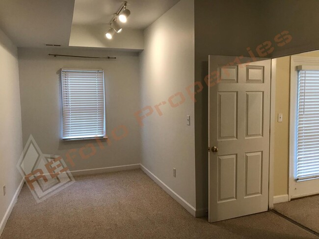 Building Photo - Wonderful 3BD 4 BA 1 Car-Garage End Unit T...