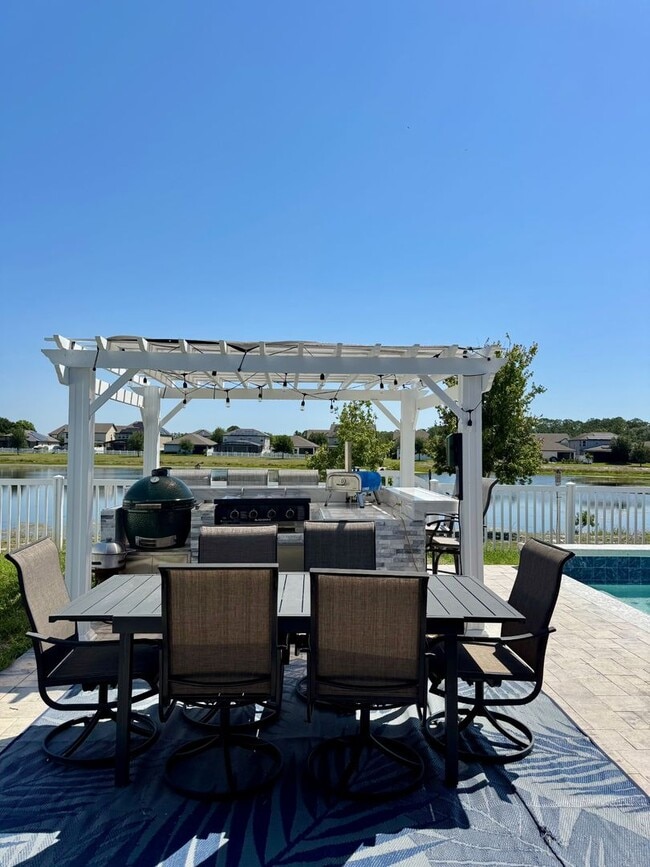 Building Photo - Spacious 5-Bedroom Pool Home for Rent in H...