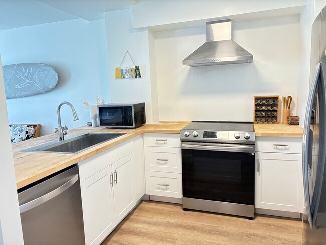 Building Photo - One Bedroom Makaha Valley Towers