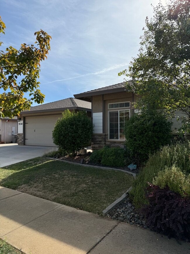 Building Photo - 3-bedroom, 2-bathroom home located in the ...