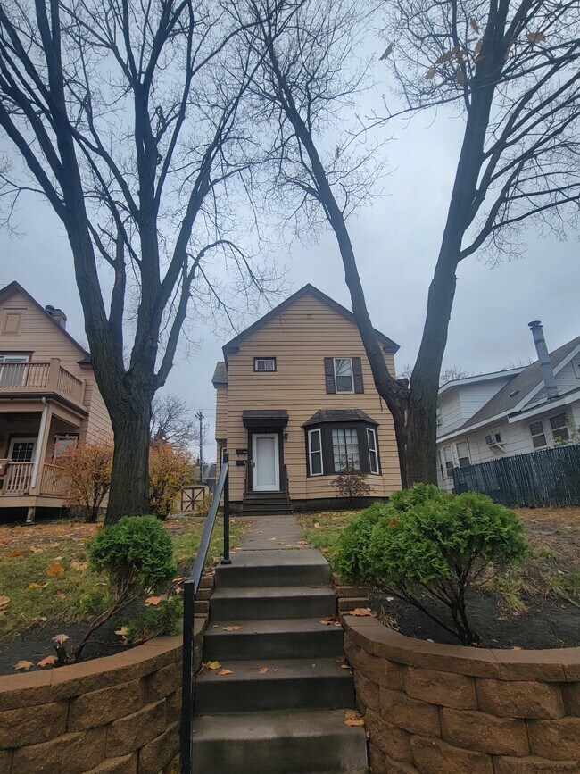 Building Photo - Upper level Duplex for RENT - VIDEO TOUR