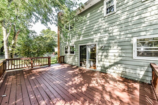 Building Photo - Spacious 4 Bed 2/2 Bath Home with Park-Lik...