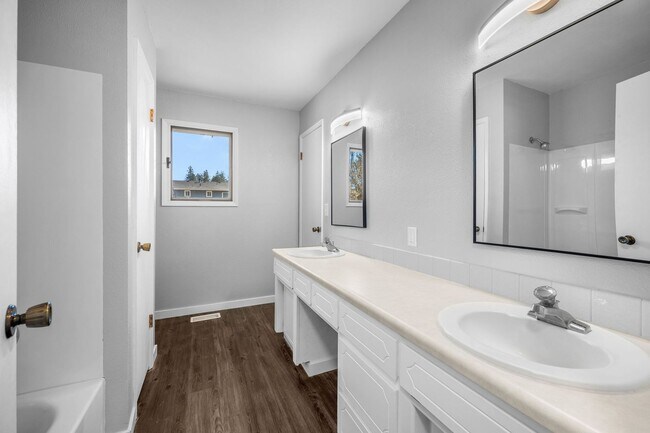 Building Photo - 111 S Ridgewood Dr