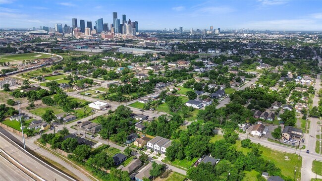 Building Photo - 2015 Brackenridge St
