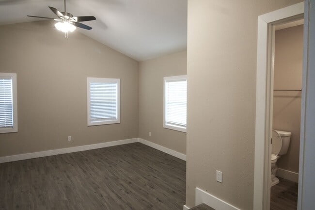 Building Photo - Recently Remodeled 3 Bed 2 Bath!