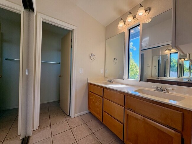 Building Photo - Beautiful 3 bedroom 2.5 bathroom in Antelope!