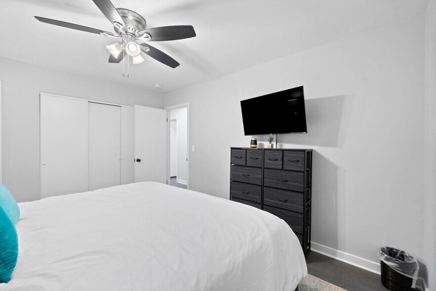 Building Photo - 334 W Central Ave