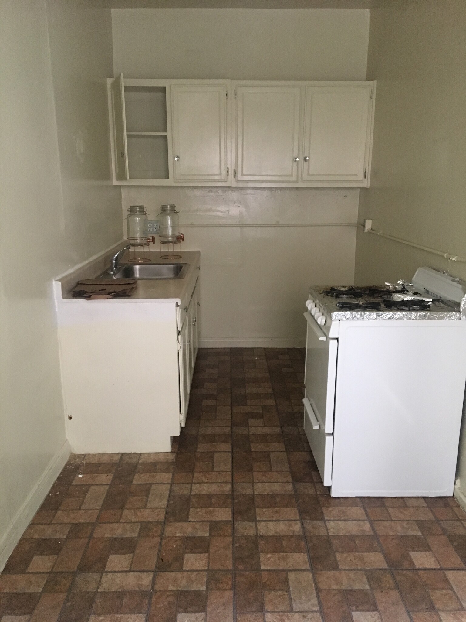 Comes with Gas stove &fridge - 545 S Hobart Blvd