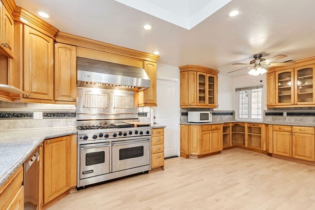 Building Photo - Spacious 4BR/2BA Home in Prime Irvington C...