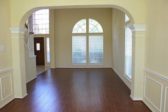 Building Photo - 4614 Forest Home Dr