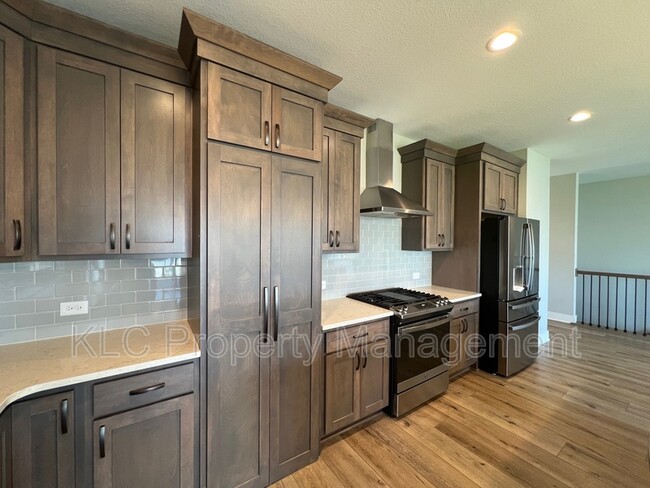 Building Photo - 2850 Sunflower Dr