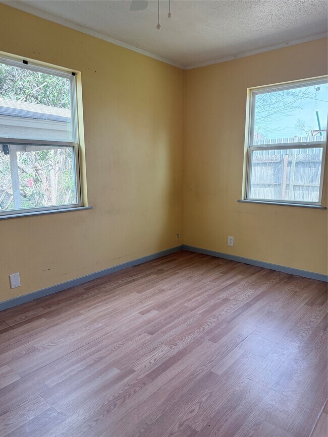 Building Photo - 212 S Main St