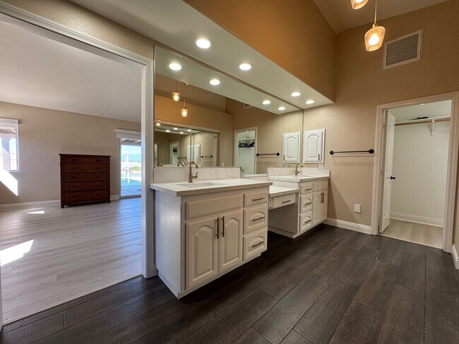 Building Photo - Luxury Skyline Ranch Home with Pool & Stunning Views
