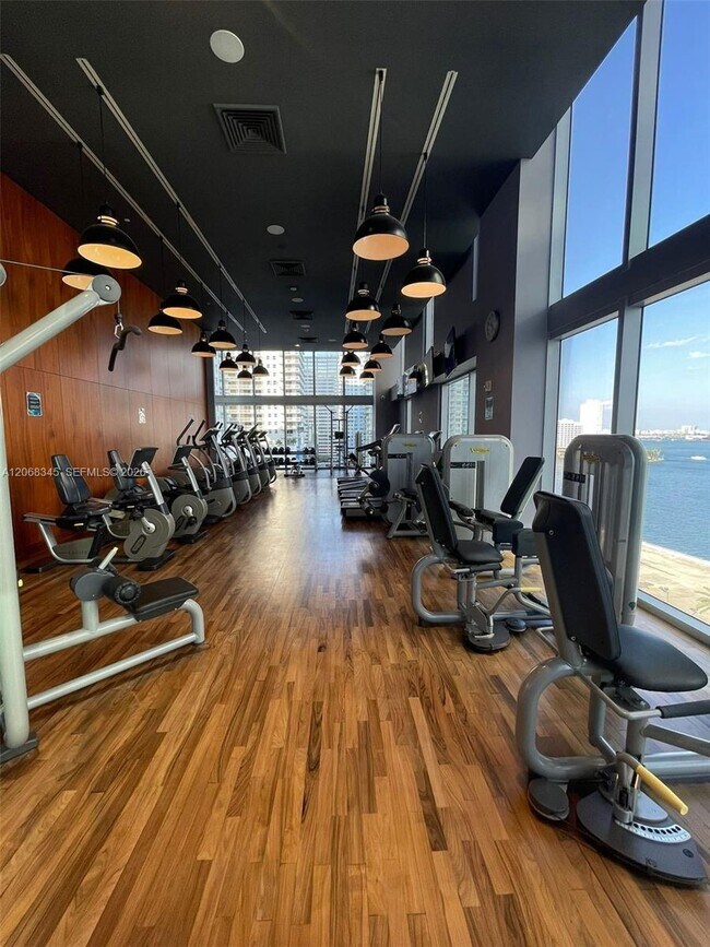 Building Photo - 1300 Brickell Bay Dr