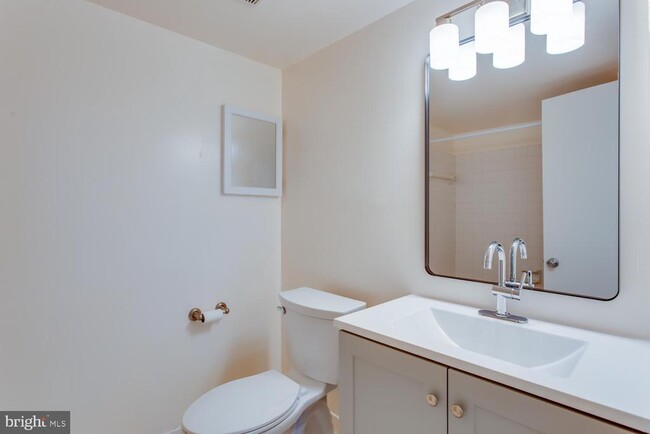 Building Photo - 11121 Watermans Dr