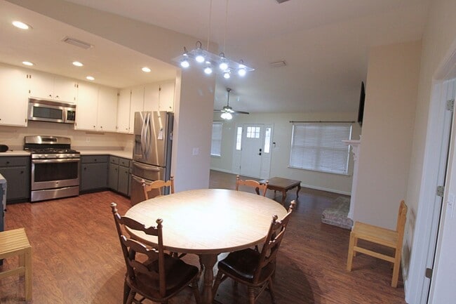 Building Photo - Spacious 3BR/2BA on 1 Acre – Fully Fenced