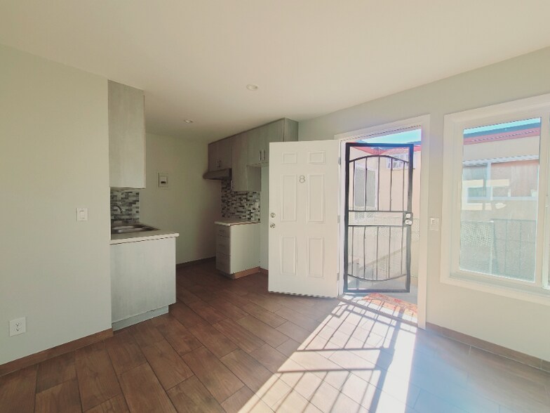 Primary Photo - 1108 W 110th St