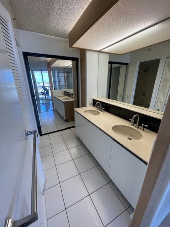 Building Photo - Honolulu Park Place - 2 Bedroom, 2 Bathroo...