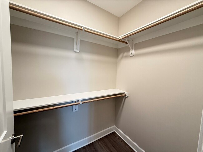 Building Photo - 716 Waugh Dr