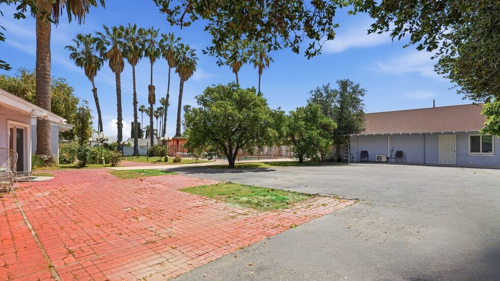 Building Photo - 8647 Corbin Ave