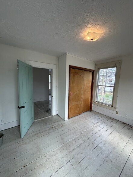 Building Photo - 414 W 7th St