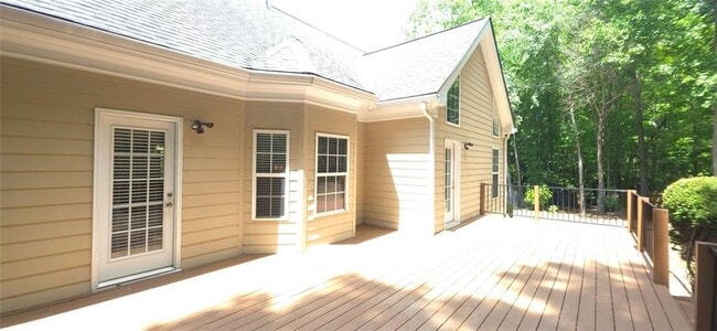 Building Photo - 606 Lakeshore Ct