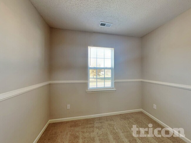 Building Photo - 2009 Fort Manden Dr