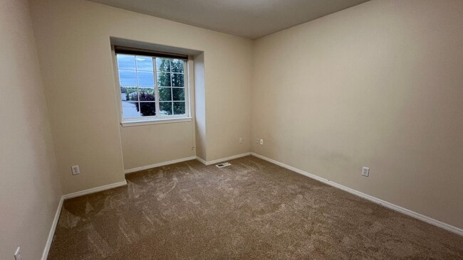 Building Photo - A spacious (4) Bedroom, (2.5) Bathroom hom...