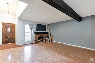 Building Photo - 2 bed 1 bath Townhome with a 2 car garage
