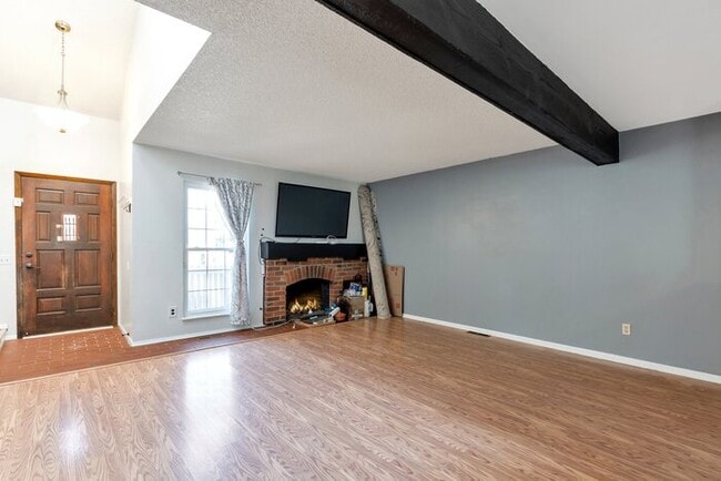 Building Photo - 2 bed 1 bath Townhome with a 2 car garage