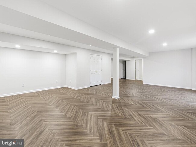 Building Photo - 45370 Barefoot Dr