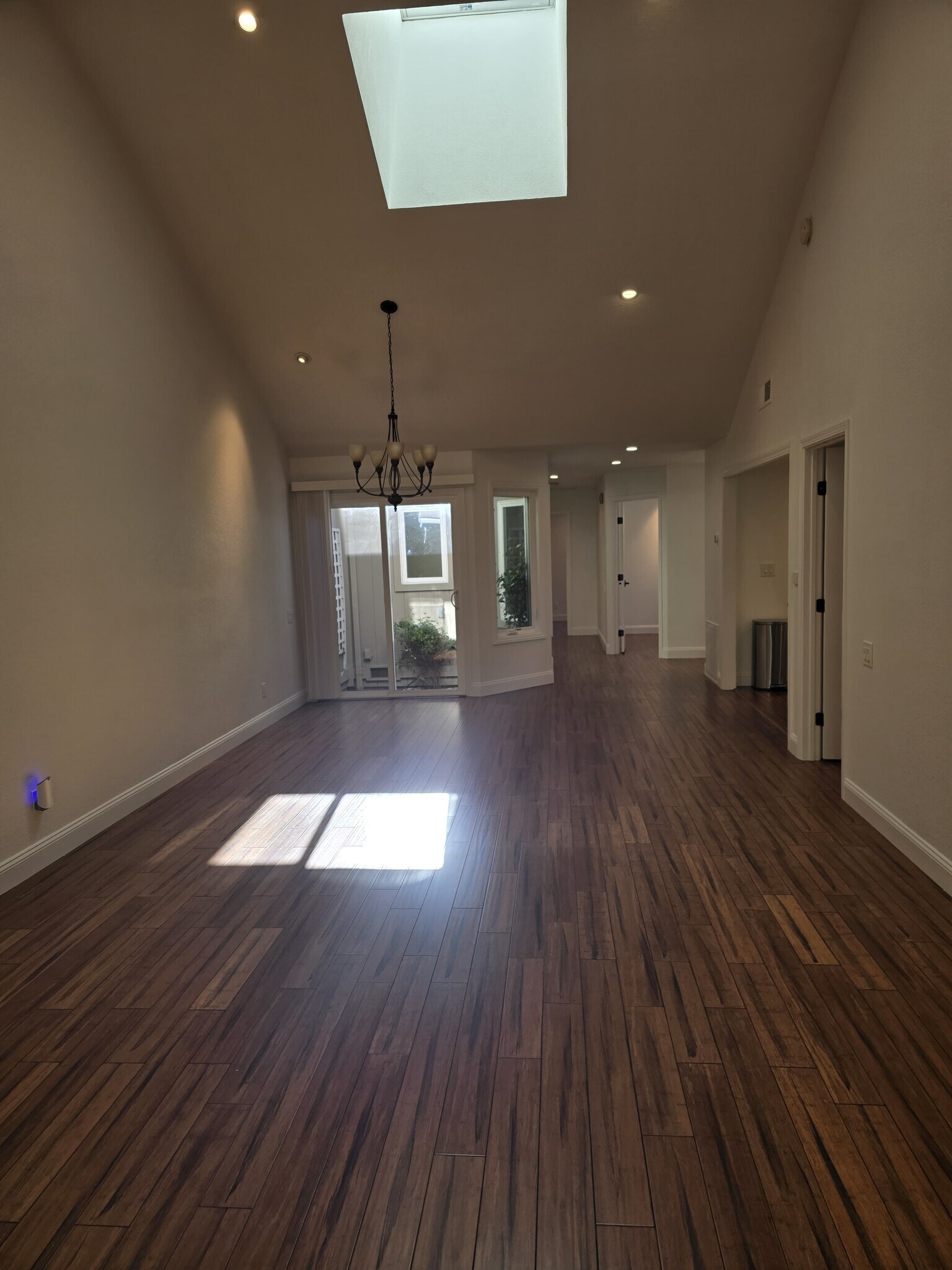 Building Photo - 544 Silver Lake Dr