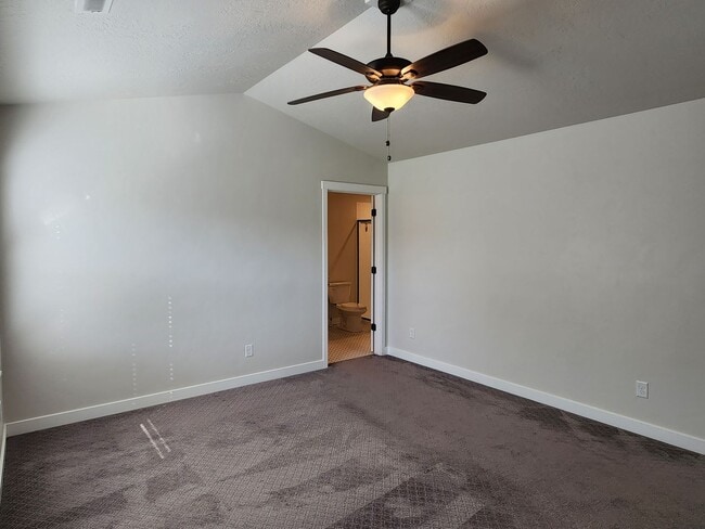 Building Photo - Great 3 Bd 2 Ba Townhome 2 Car Garage