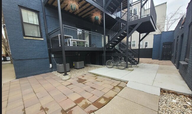 Building Photo - 1318 W Winnemac Ave