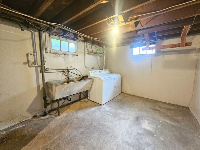 Building Photo - $1,895 - 3 Bed / 1 Bath Vintage Bungalow In North Spokane