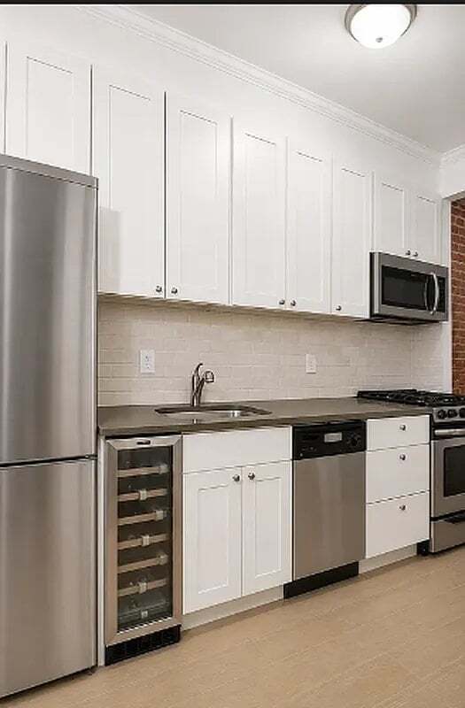 Building Photo - 356 W 21st St